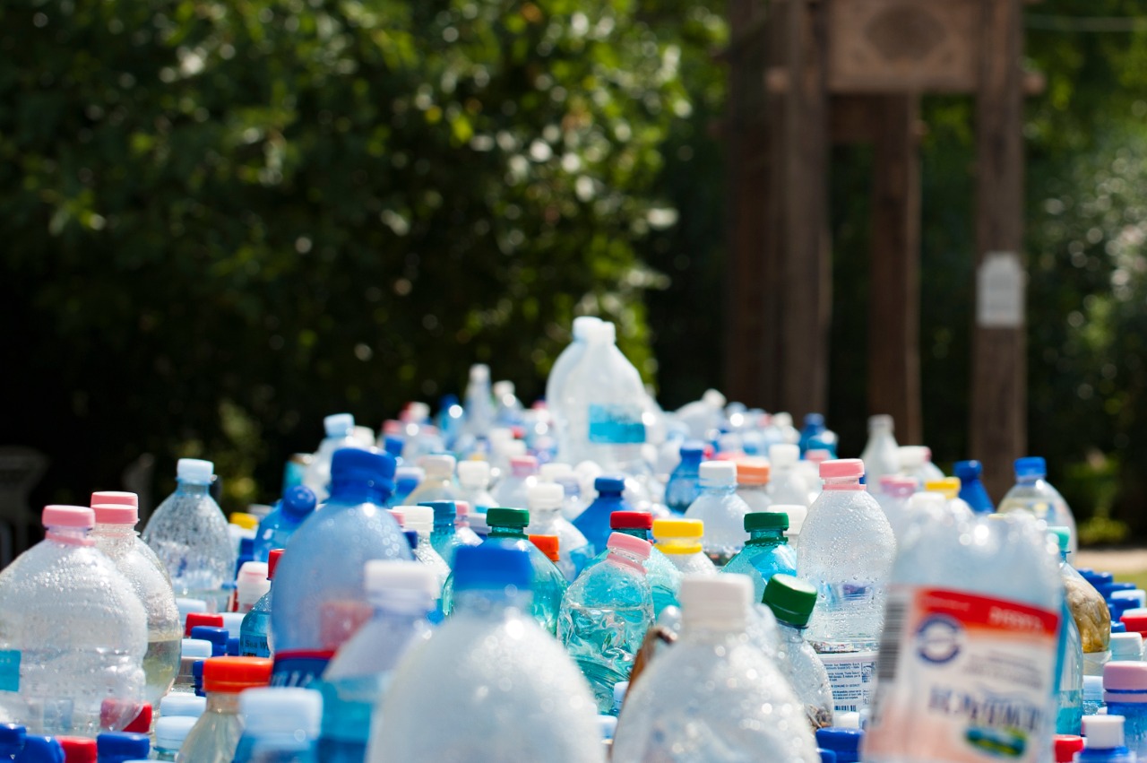 Mostrar o lixo causado pelos consumo do plástico