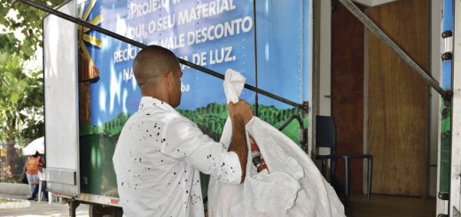 Projeto troca lixo reciclável por desconto na tarifa de luz